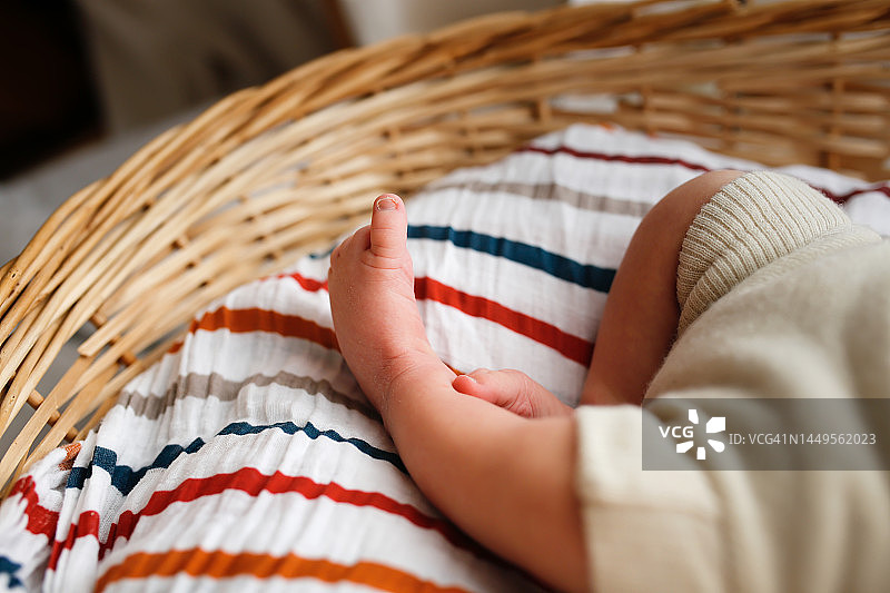 穿着棉布衣服和可重复使用尿布的新生儿图片素材