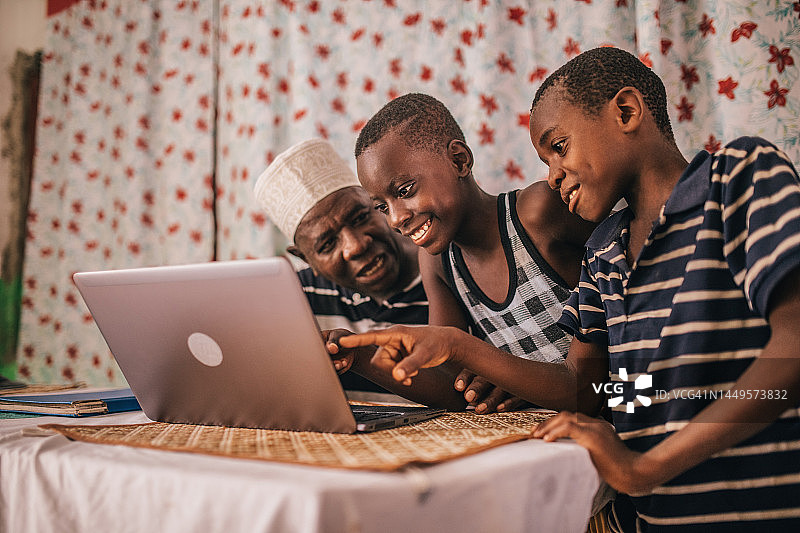 上英语课的非洲儿童图片素材