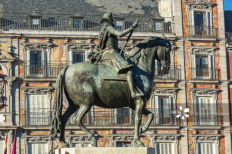 西班牙马德里马约尔广场的骑马雕像图片素材