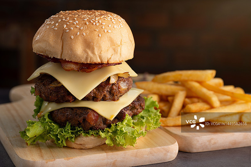 美味自制汉堡和薯条图片素材