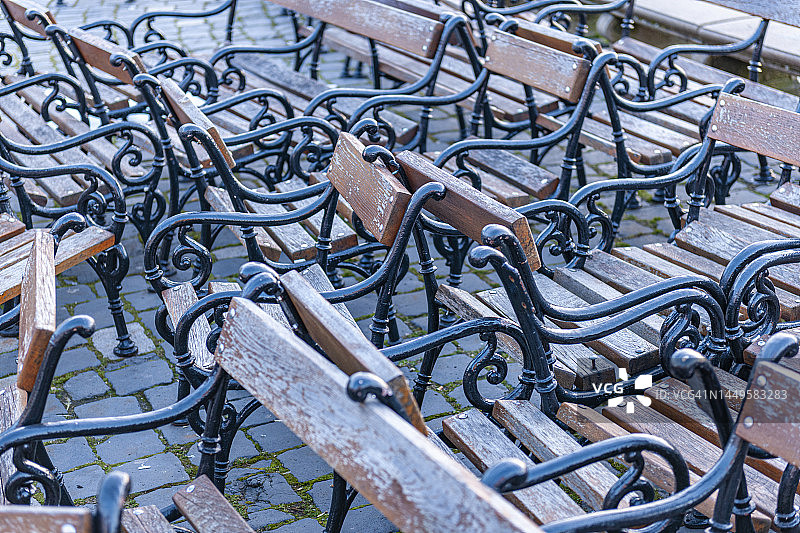 蒂米什瓦拉公共公园的长椅图片素材