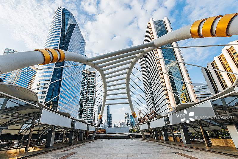 泰国曼谷Chong Nonsi的桥梁和办公楼图片素材