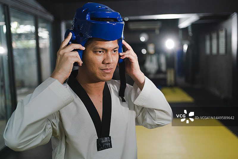 男人教孩子们学习跆拳道图片素材