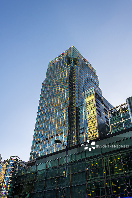 沐浴在阳光下的花旗银行大楼图片素材