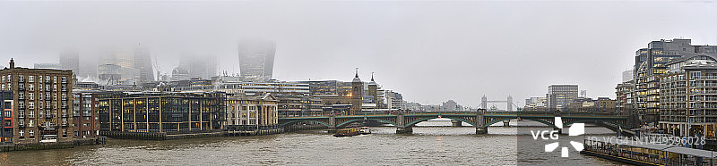 英国伦敦，从布莱克法尔桥向东看城市全景图片素材