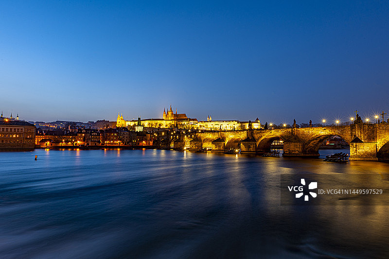 从老城区眺望查理大桥和城堡图片素材