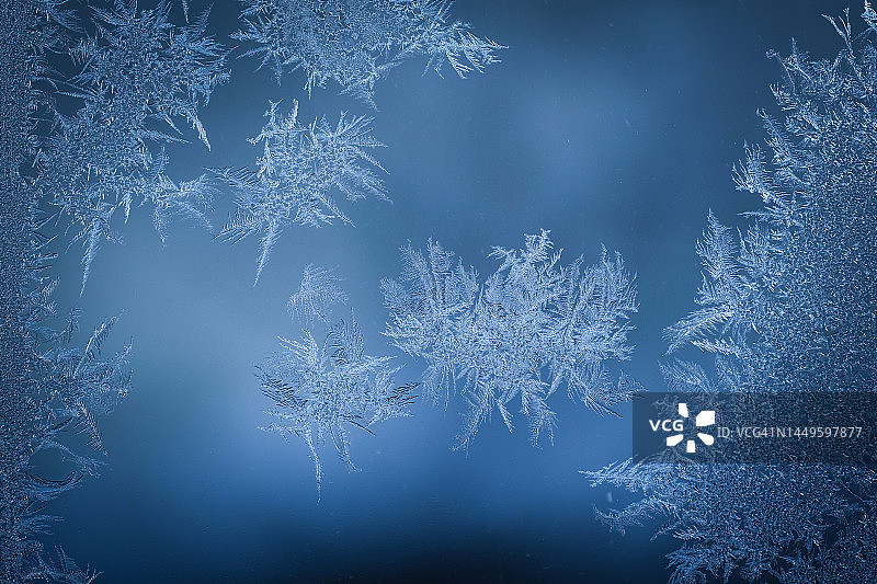 蓝色背景玻璃上的霜图片素材
