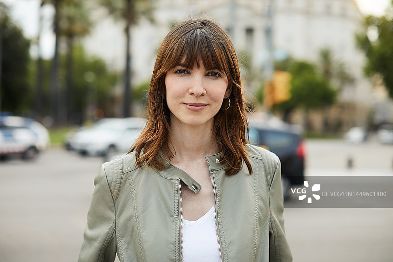 赋权与成功：城市中的年轻女商人图片素材