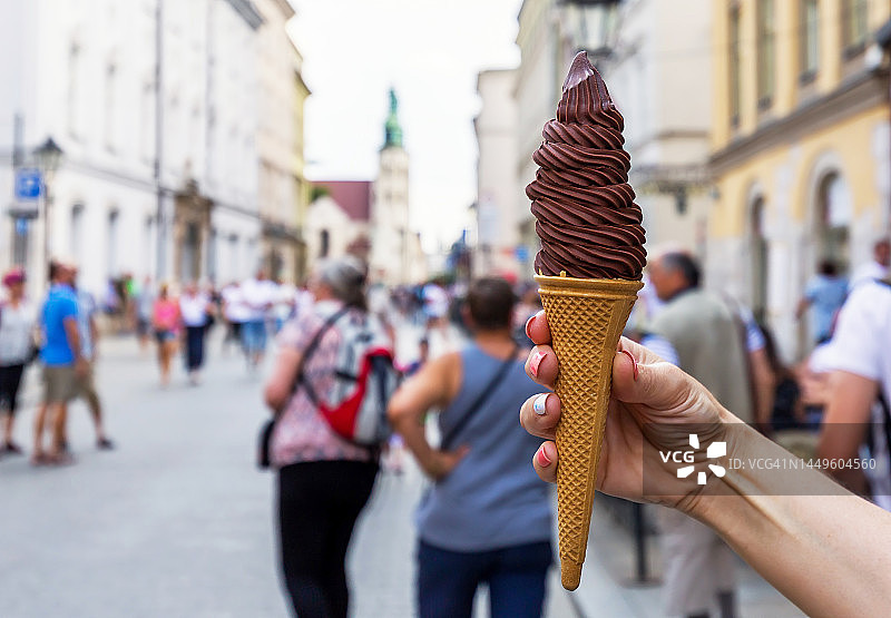 手握冰淇淋短号图片素材