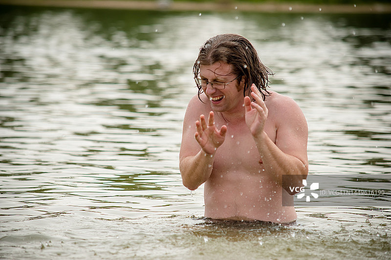 被水溅到图片素材