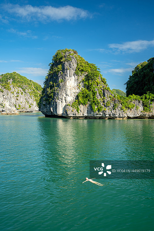 金发女子欣赏越南吉婆岛的兰夏湾和下龙湾美景图片素材