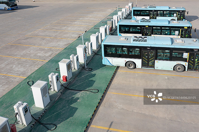 公交总站充电巴士俯视图片素材