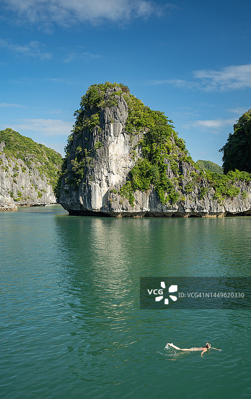 金发女子欣赏越南吉婆岛的兰夏湾和下龙湾美景图片素材