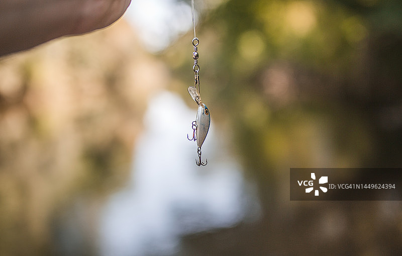 模糊背景下的钓鱼颤泳饵特写图片素材