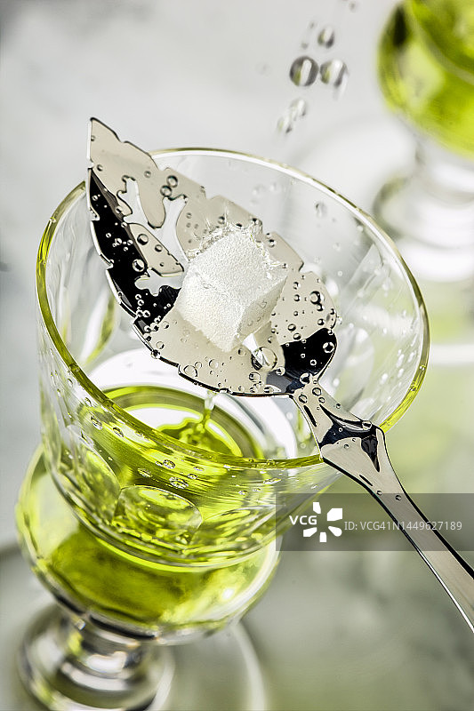 倒入方糖的苦艾酒图片素材
