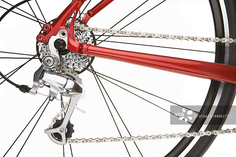 红色自行车后拨链器、链轮、链条、辐条和轮胎特写图片素材