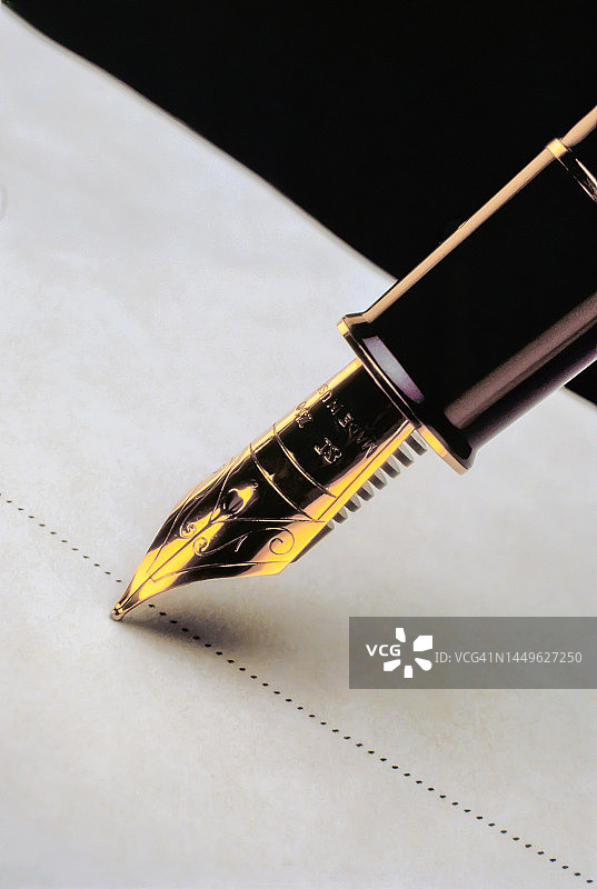 准备在虚线上签字的金笔尖图片素材