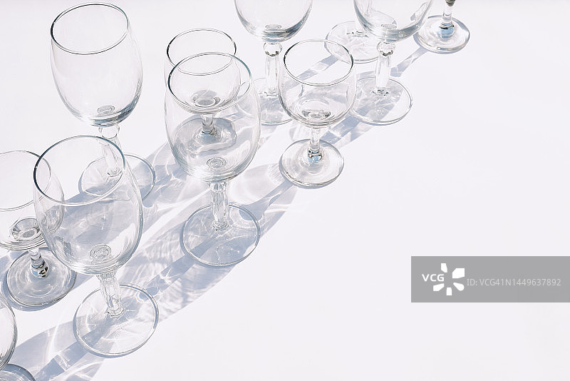 白色背景上的大量空酒杯图片素材