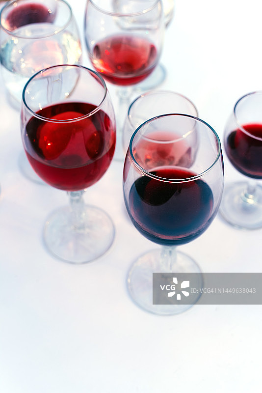 白色背景多杯红酒图片素材