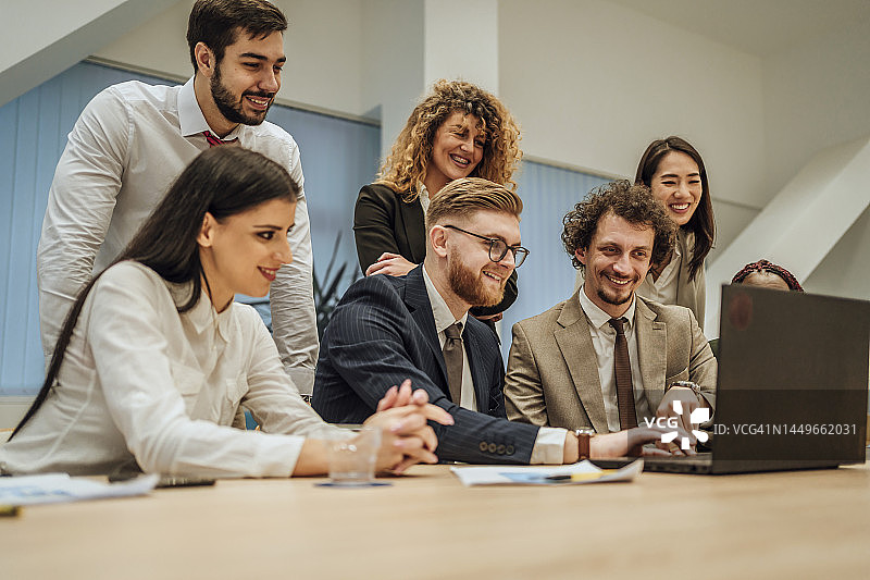 商务人士一起在办公室工作图片素材