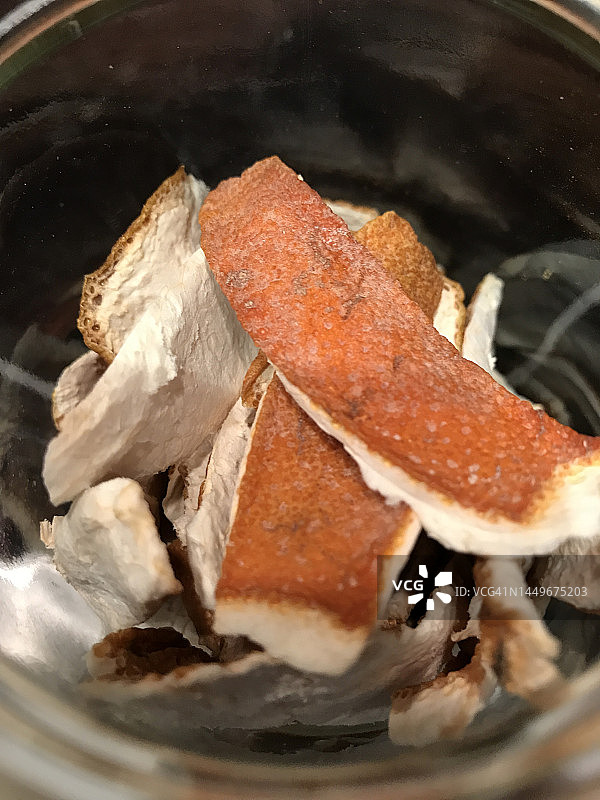 玻璃杯中的干橙皮屑图片素材