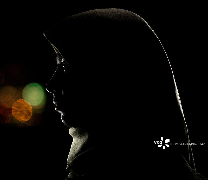 戴着头巾的穆斯林妇女夜间肖像图片素材