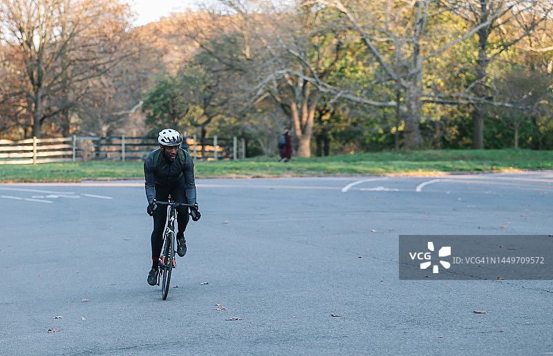 在布鲁克林展望公园骑行的骑行者图片素材