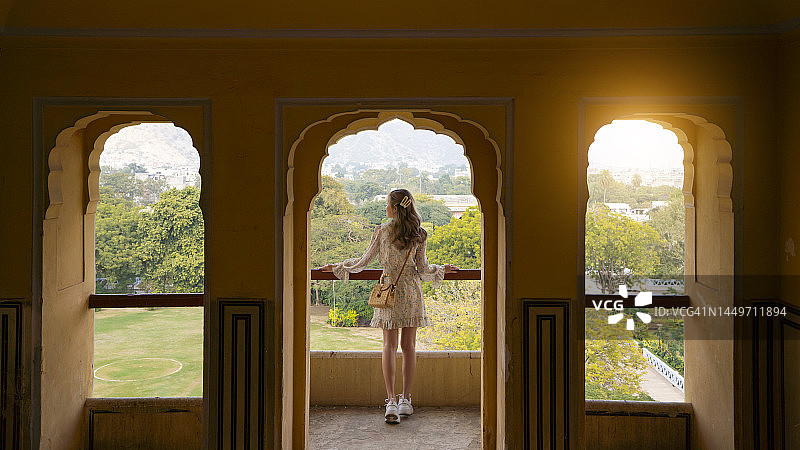 眺望乌代浦市的年轻女人图片素材