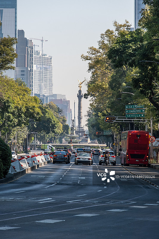 墨西哥城独立天使纪念碑和改革大道交通图片素材
