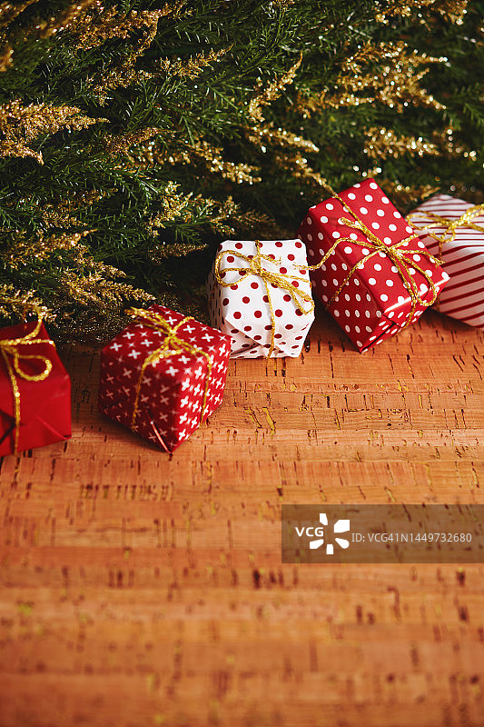 圣诞背景：常绿树枝和红白圣诞礼物图片素材