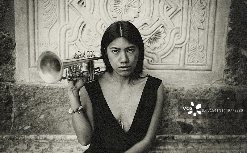 威尼斯的神秘美丽的女音乐家图片素材