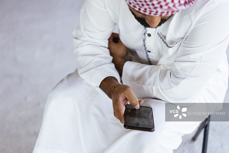 情绪积极的阿拉伯投资者、工程师和建筑师协调规划并讨论与施工现场相关的问题，集思广益，团队合作图片素材