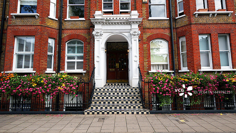 伦敦维多利亚风格公寓楼的地面特写图片素材