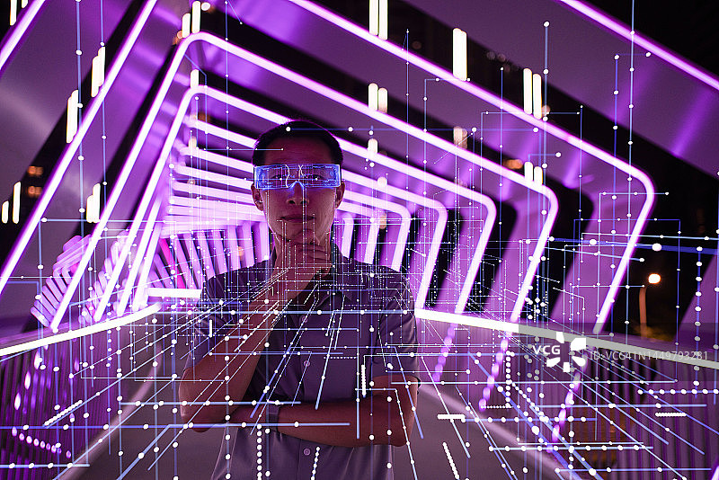 使用VR眼镜的亚洲男人图片素材