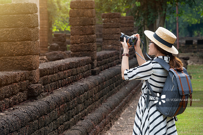 亚洲女游客在泰国素可泰府西萨查那莱历史公园旅行（联合国教科文组织世界遗产）图片素材