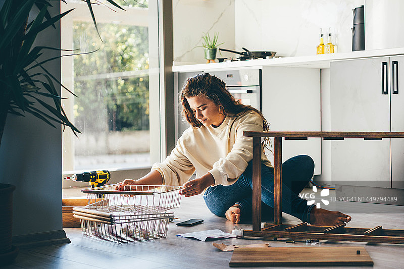 在家组装家具的女人图片素材