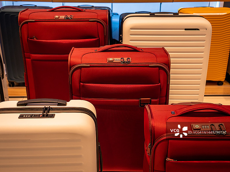 各种尺寸的家庭行李箱图片素材