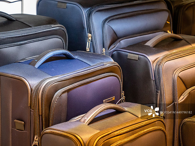 各种尺寸的家庭行李箱图片素材