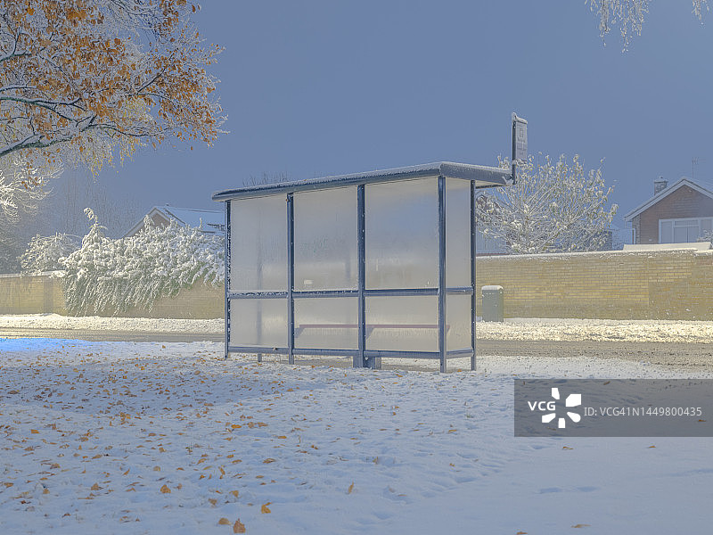 英国剑桥郡雪中的巴士站图片素材