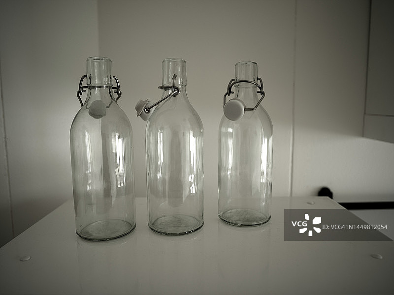 冰岛北部阿克雷里，三个空的玻璃回收瓶图片素材