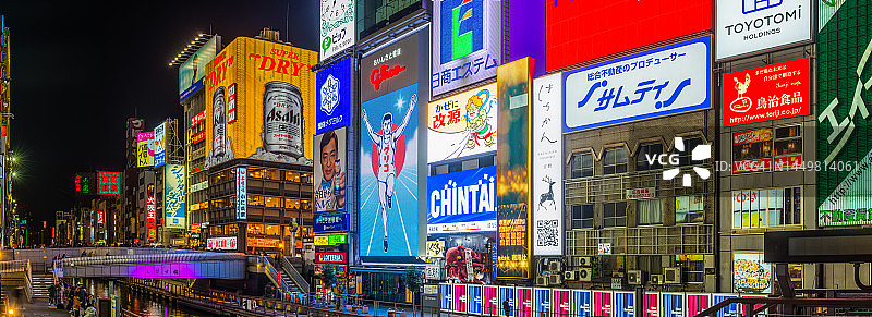 大阪道顿堀奔跑者广告牌夜景图片素材