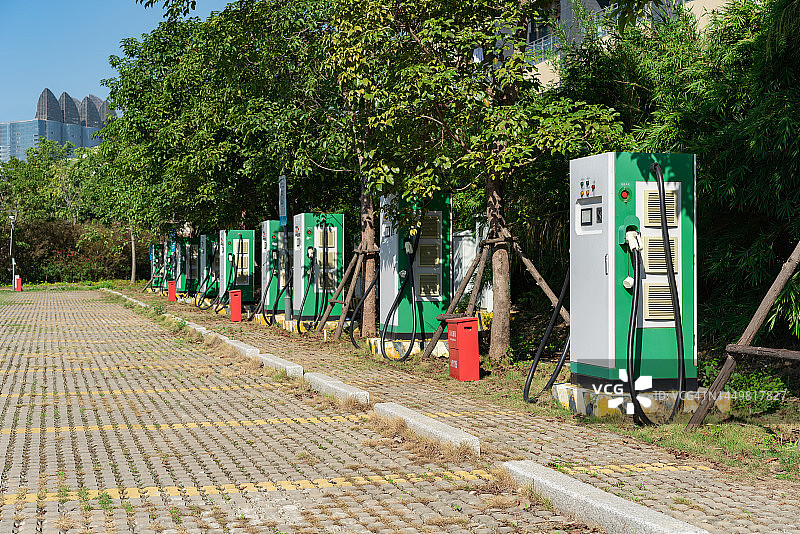 阳光下的电动汽车快速充电站图片素材