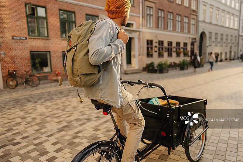 用货运自行车跑腿办事图片素材