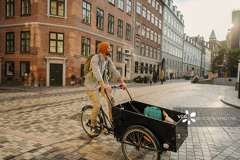 用货运自行车跑腿办事图片素材