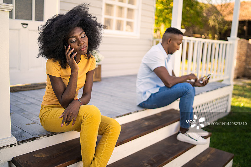 坐在前廊上的不悦情侣图片素材