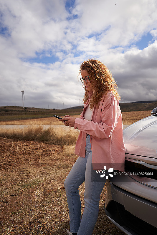 在马路中间使用手机的女人图片素材