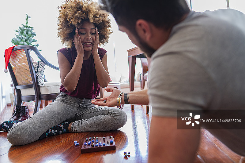 跨种族情侣在家中度过美好时光图片素材