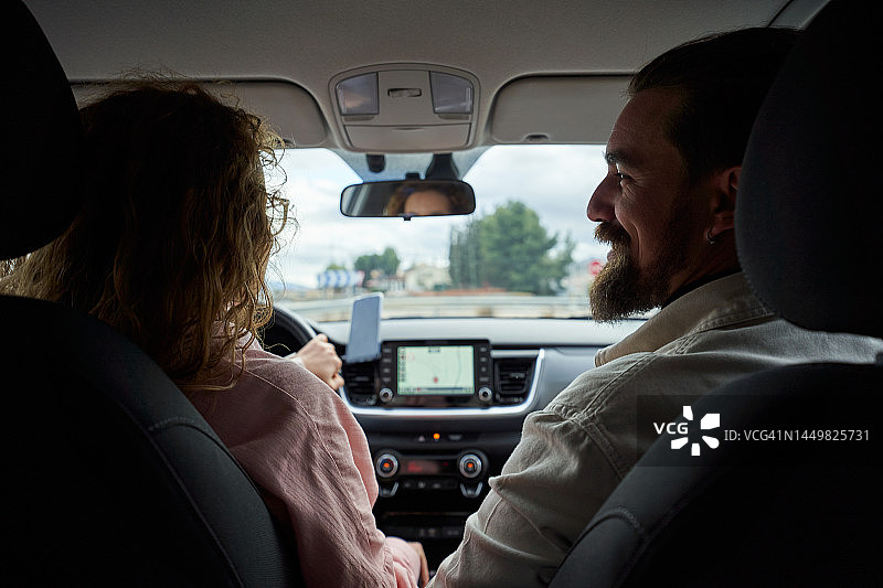 年轻夫妇的公路旅行图片素材