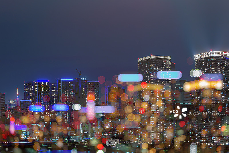 东京城市景观地标的散景航拍夜景，如东京塔和六本木新城，日本东京港区图片素材