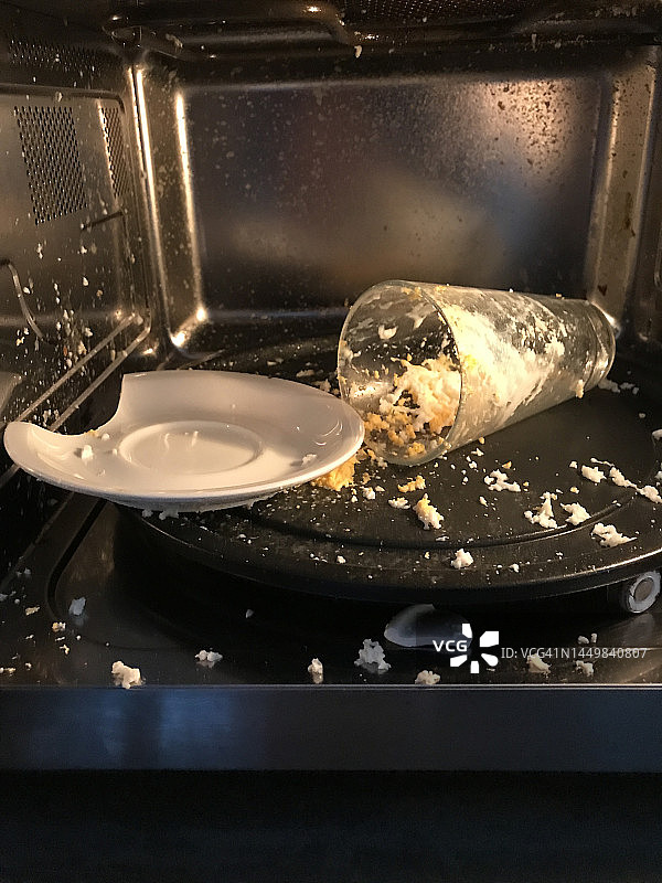 微波炉里玻璃杯中爆裂的鸡蛋图片素材